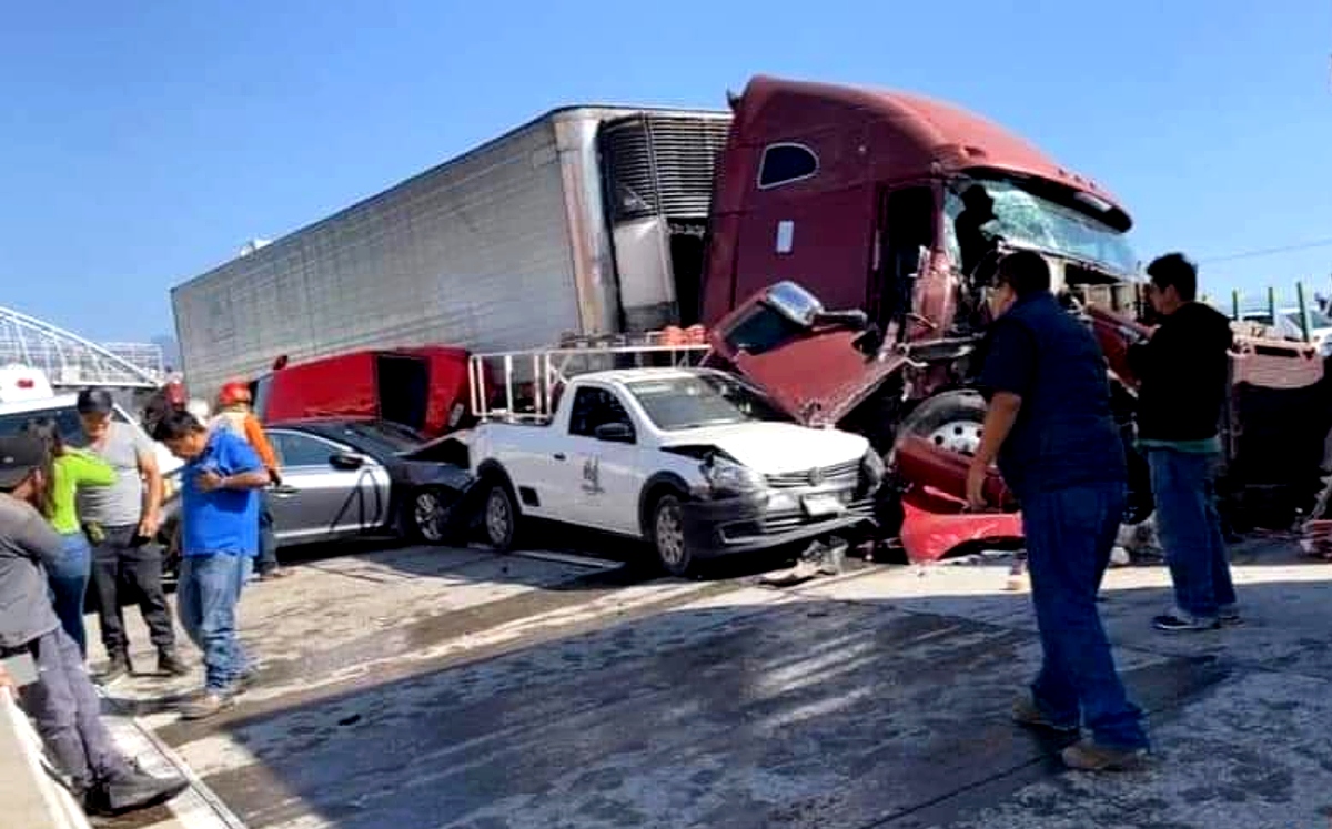 Se presume que los conductores de los tráileres escaparon tras el accidente. (Especial)