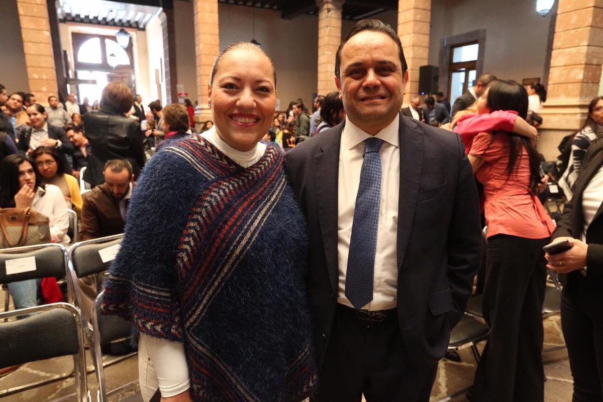 Acompañada del comisionado del INAI, Francisco Javier Acuña. (Especial)