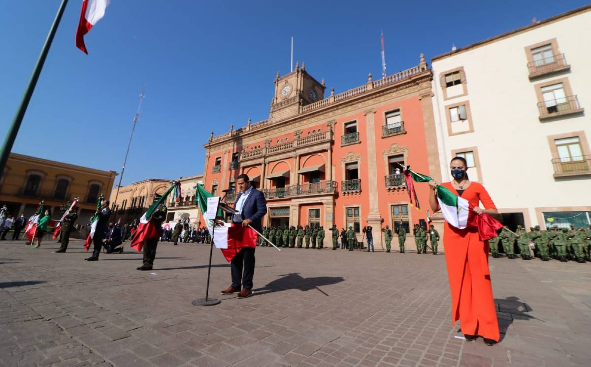 Autoridades abanderaron a los estudiantes de 18 escuelas en León.