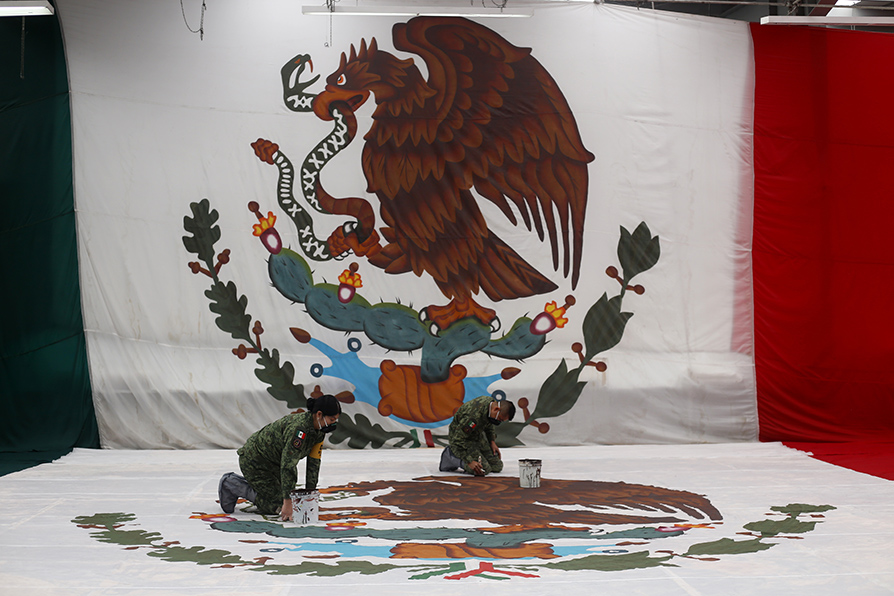 Las banderas de México se fabrican en la Dirección General de Fábricas de Vestuario y Equipo de la Sedena. | Ariana Pérez