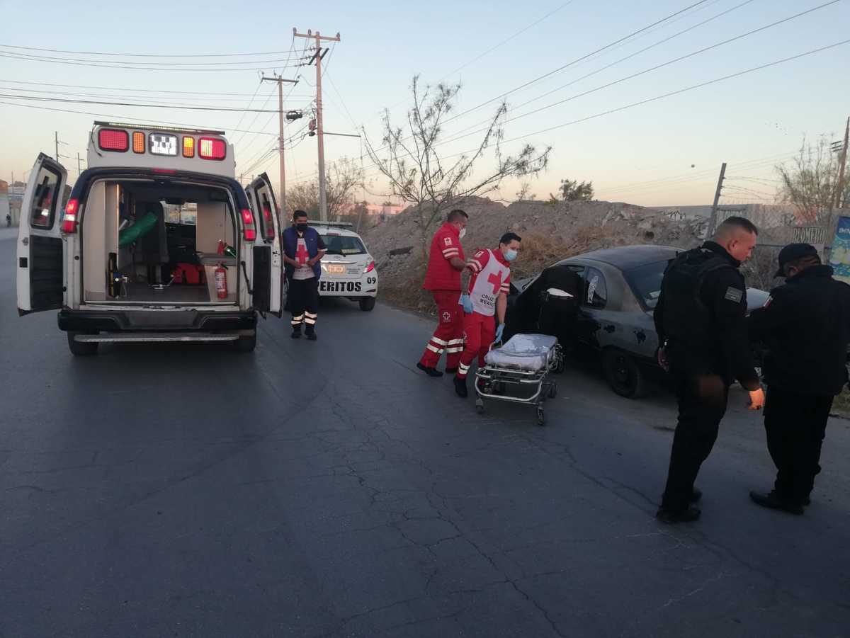 La conductora resultó lesionada tras chocar contra un montón de tierra. | Especial