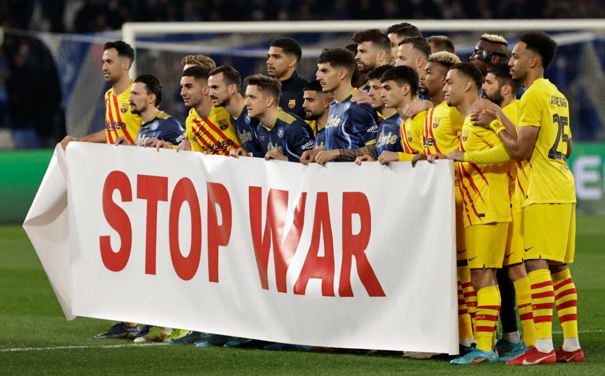 Detengan la guerra: El mensaje del Barcelona y el Napoli en la Europa League (Reuters)