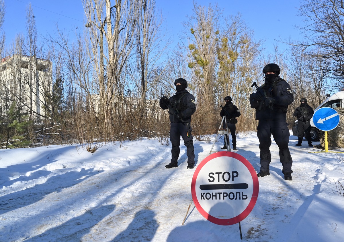 Elementos de seguridad de Ucrania vigilan la frontera. (AFP)