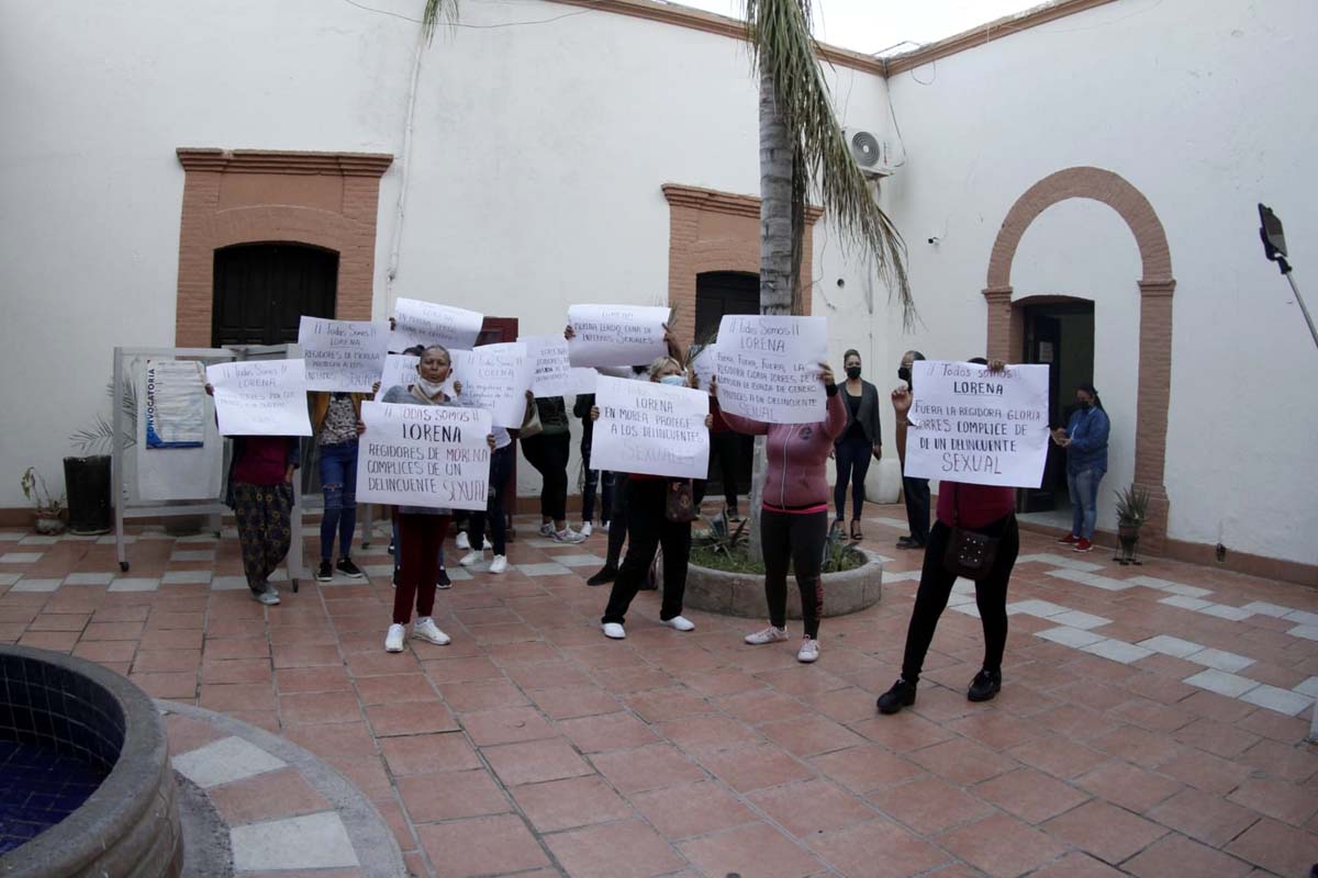Tras su manifestación en la sala de regidores, el grupo de mujeres subió al Salón Azul donde se desarrollaba la Sesión de Cabildo. (Rolando Riestra)