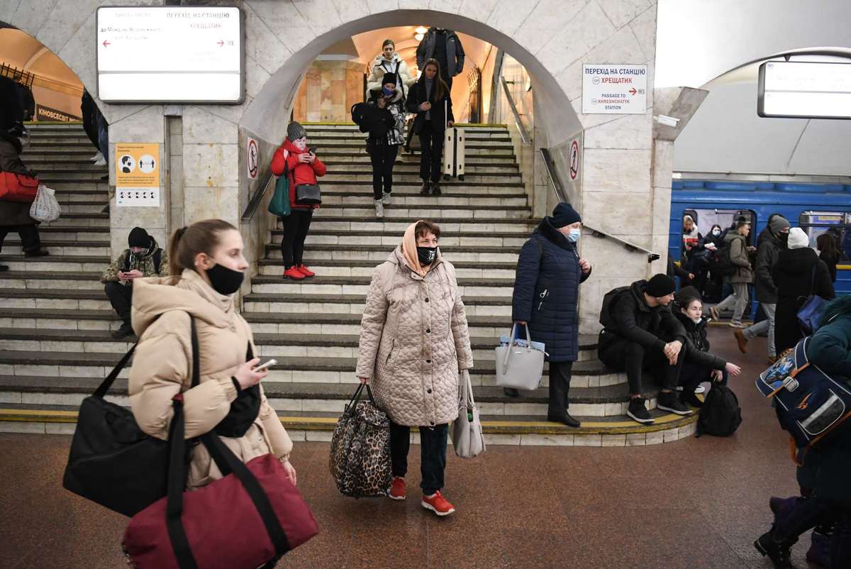 Miles de ucranianos buscan salir del país por la guerra con Rusia | AFP