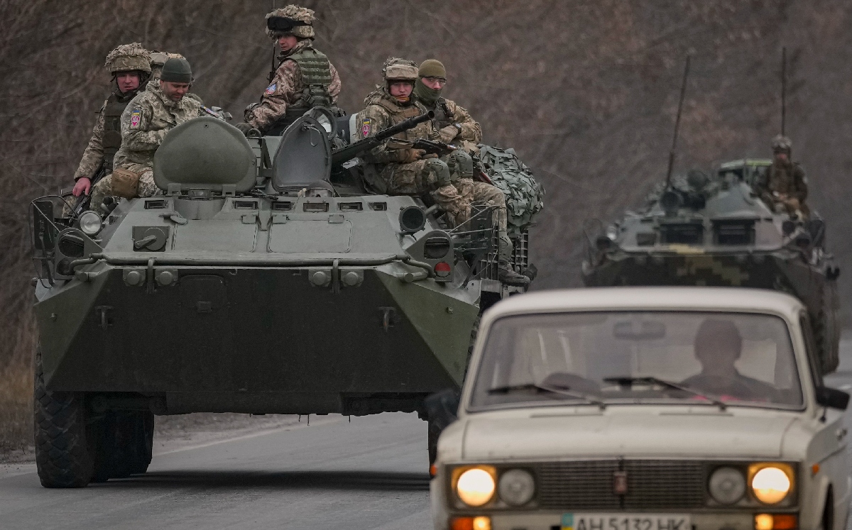 Militares ucranianos se trasladan en vehículos blindados por una carretera en Donetsk. | AP