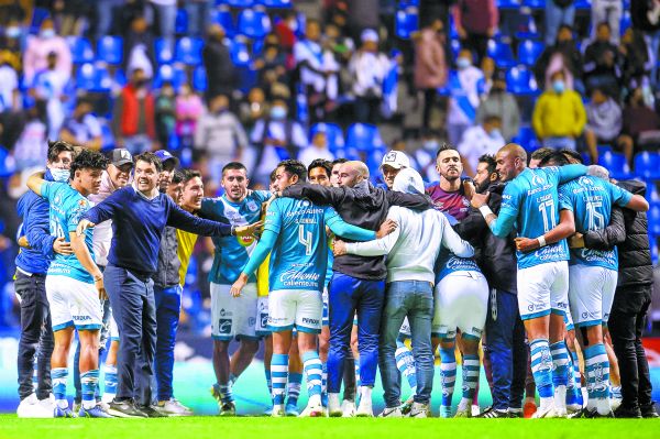Nicolás Larcamón, con sus jugadores después de un partido. Mexsport