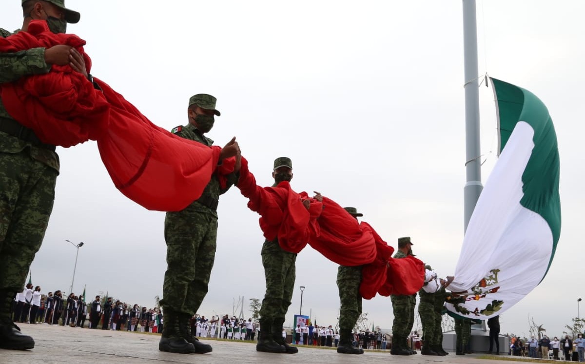 Ondean bandera nacional en recinto ferial de Tampico