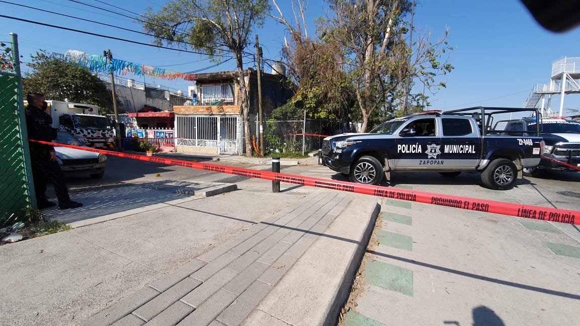 Policías de Zapopan vigilan escena de asesinato en colonia Constitución (Juan Carlos Munguía)