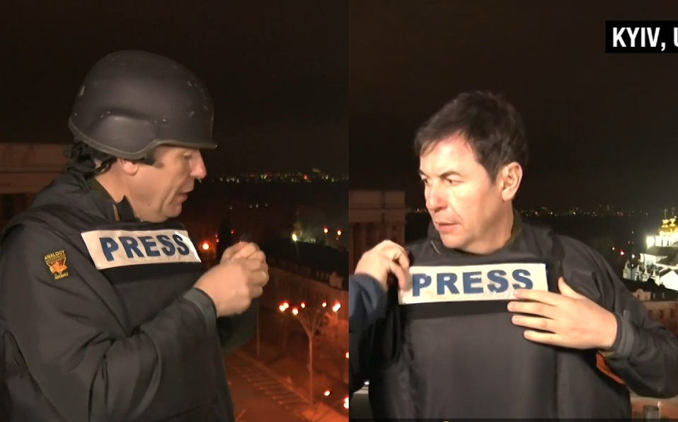 Reportero se equipa con chaleco antibalas y casco durante explosiones en Ucrania