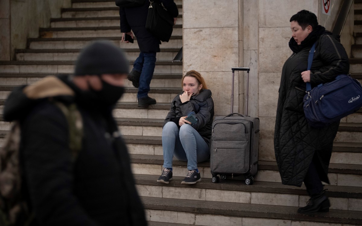 Ucranianos hacen fila en frontera con Eslovaquia para huir de invasión rusa. | AP