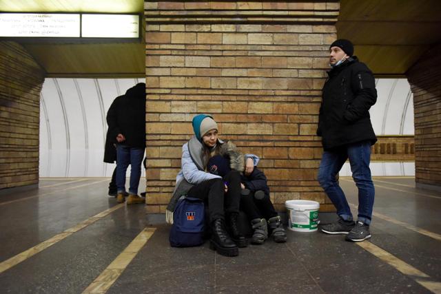 Ucranianos se refugian en una estación de metro tras alarma de sirenas de ataque aéreo en Kiev, Ucrania. | EFE