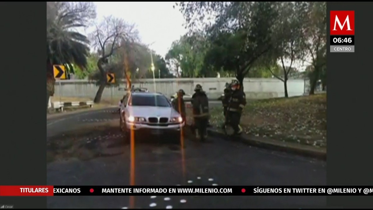 Vialidad cerrada por volcadura de camioneta