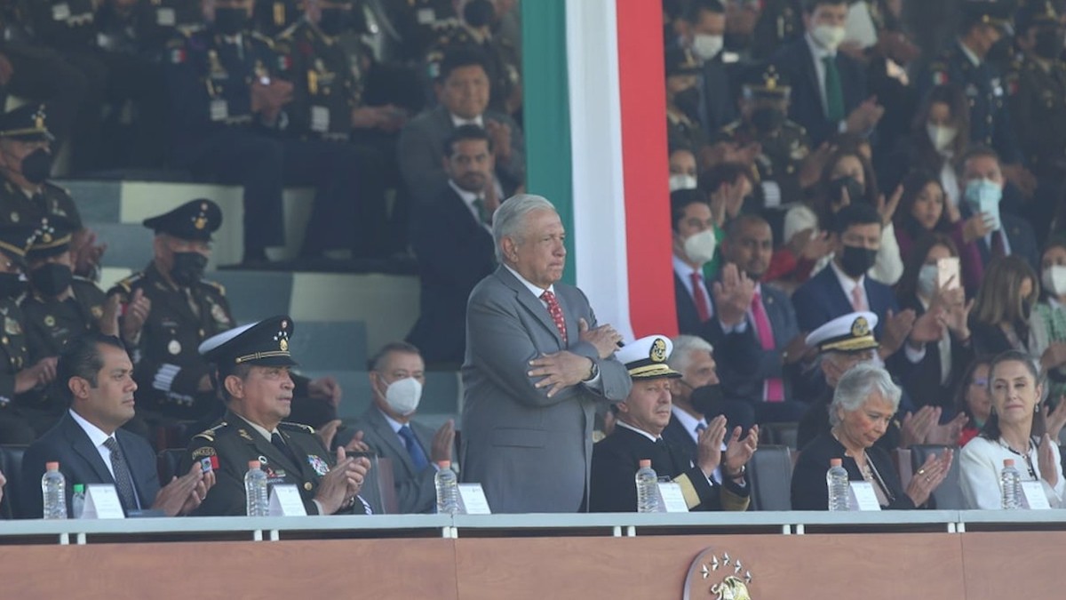 AMLO encabeza ceremonia por el Día de la Bandera