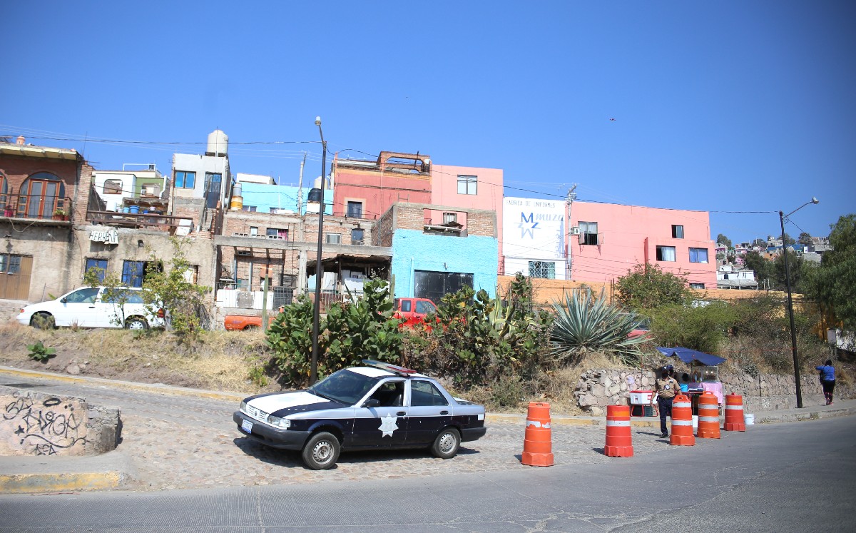 Autoridades comienzan a cerrar las principales vialidades que dan al domicilio / Dany Béjar