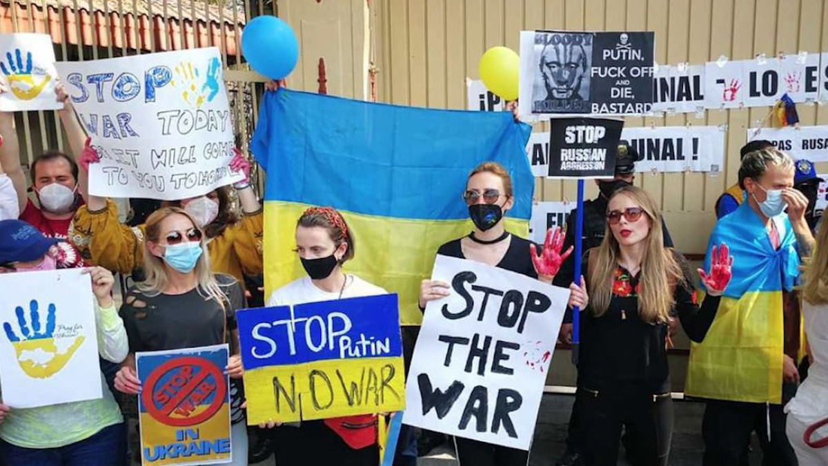 Con banderas y carteles, ucranianos protestan en la embajada de Rusia