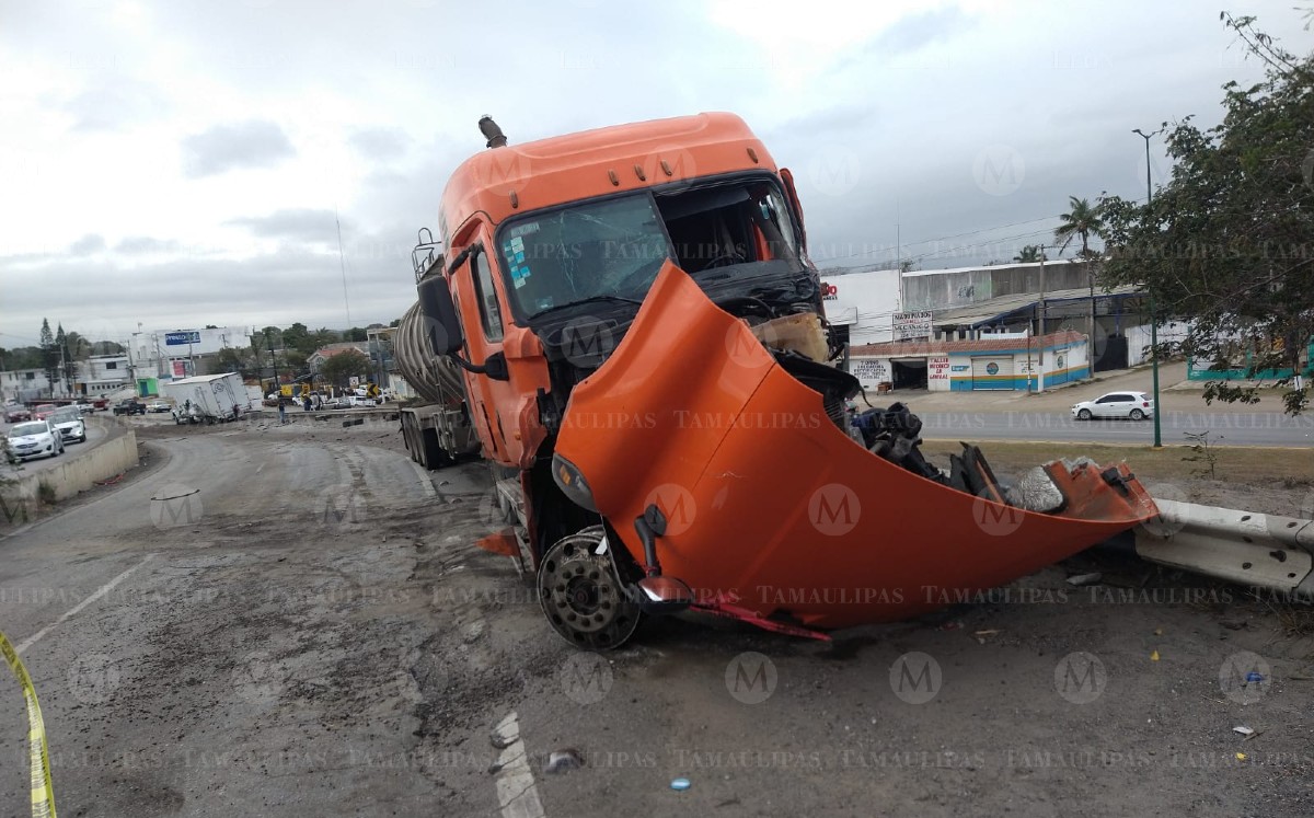 Choque entre tráileres en Altamira. (Sandra Sosa)