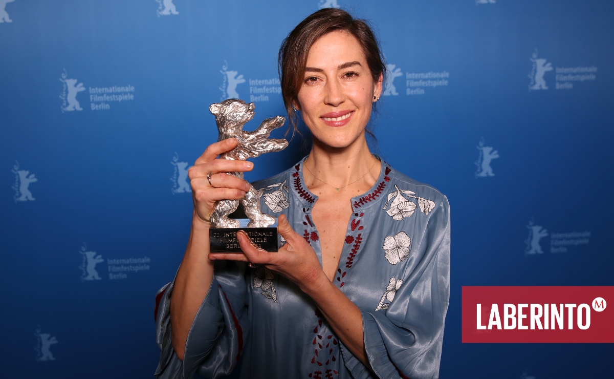 La directora Natalia López Gallardo muestra su Oso de Plata en la Berlinale 2022. (Foto: Ronny Hartman | AP)