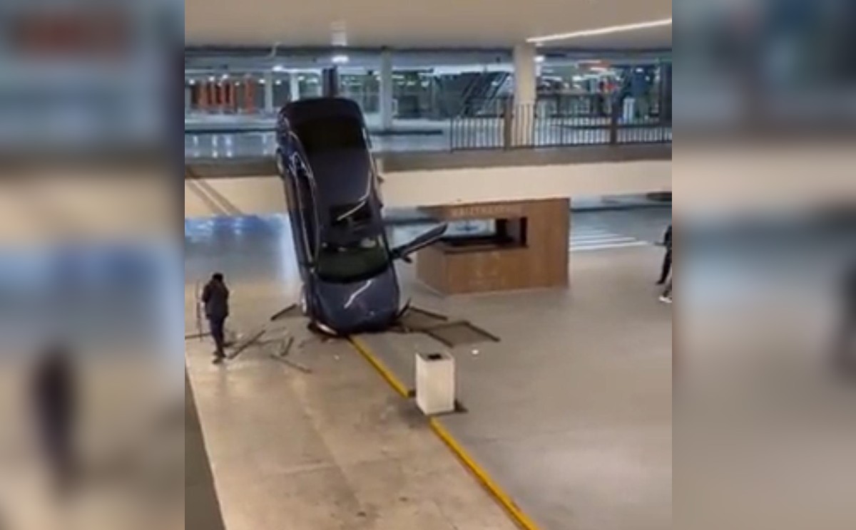 En redes circuló el video del automóvil.