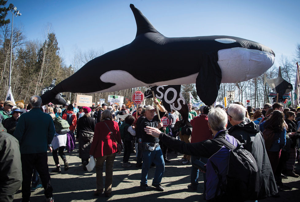 Un grupo de activistas protestan contra la expansión de un oleoducto por parte de Kinder Morgan en Canadá.