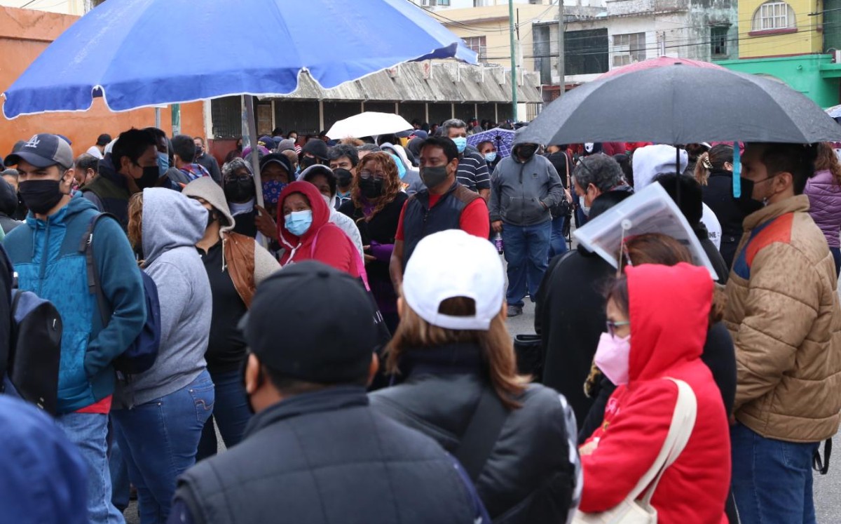 Con lluvia adultos de 40 a 49 años acuden a vacunación en Tampico