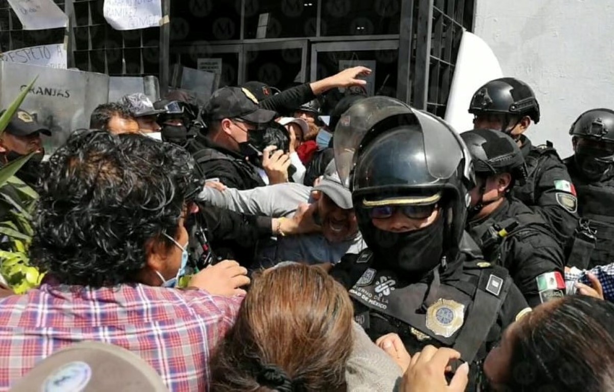 Los manifestantes intentaron ingresar a la dependencia. | Jorge Becerril