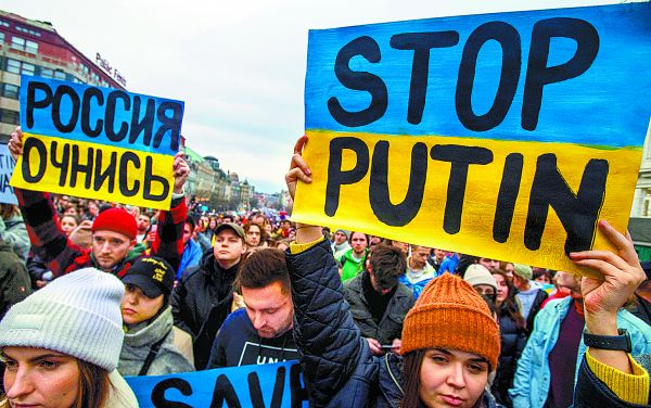 Manifestantes de República Checa se unieron a las protestas globales contra la intervención militar. Michal Cizek/AFP