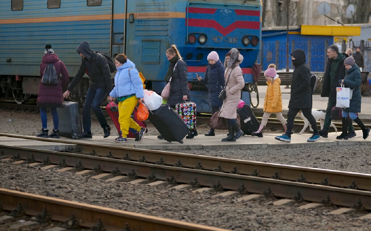 Varias personas que aguardan un tren con destino a Kiev caminan a un andén en Kramatorsk. | AP