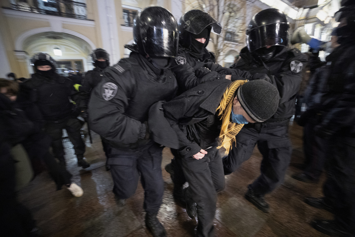 Personas protestas contra la operación militar rusa en Ucrania. (EFE)