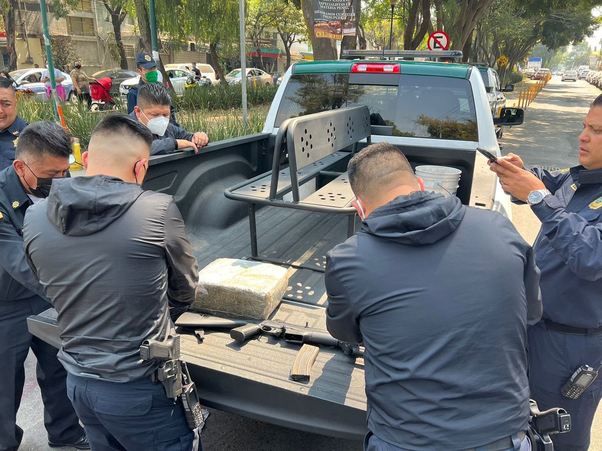 Policías detienen a dos narcomenudistas en alcaldía Miguel Hidalgo | Ramón Ramírez