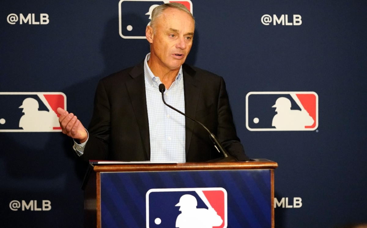 Rob Manfred se une a las negociaciones para terminar paro de MLB (AP)
