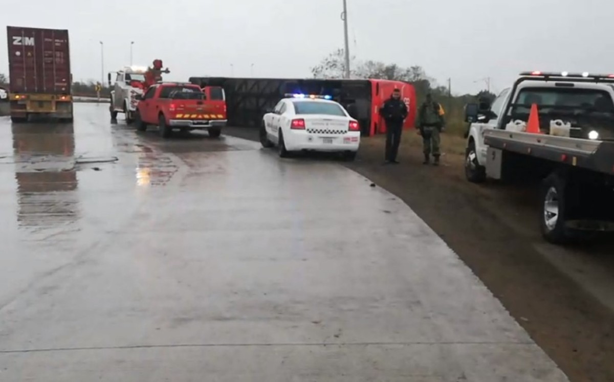 Vuelca autobús y deja 12 pasajeros heridos en la Tampico-Mante