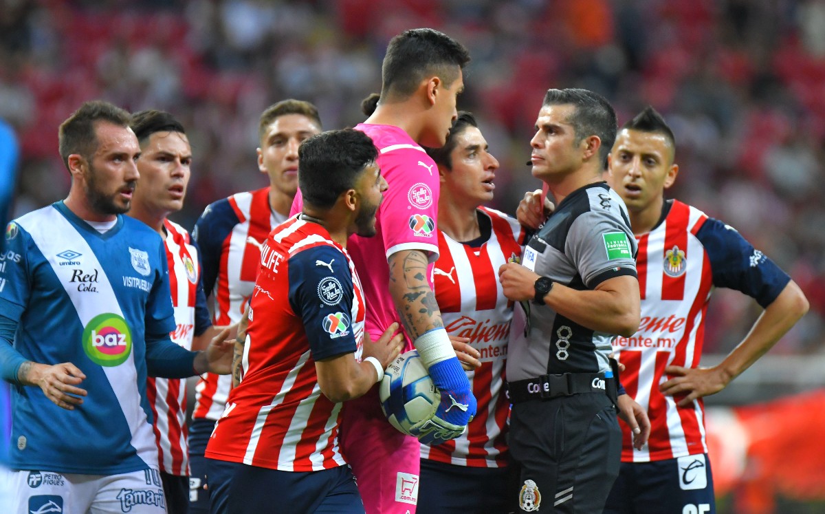 Chivas se manifiesta contra el arbitraje tras derrota ante Puebla (Imago7)