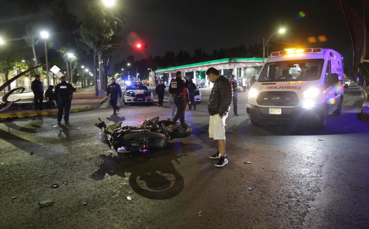 El motociclista se salto el semáforo.