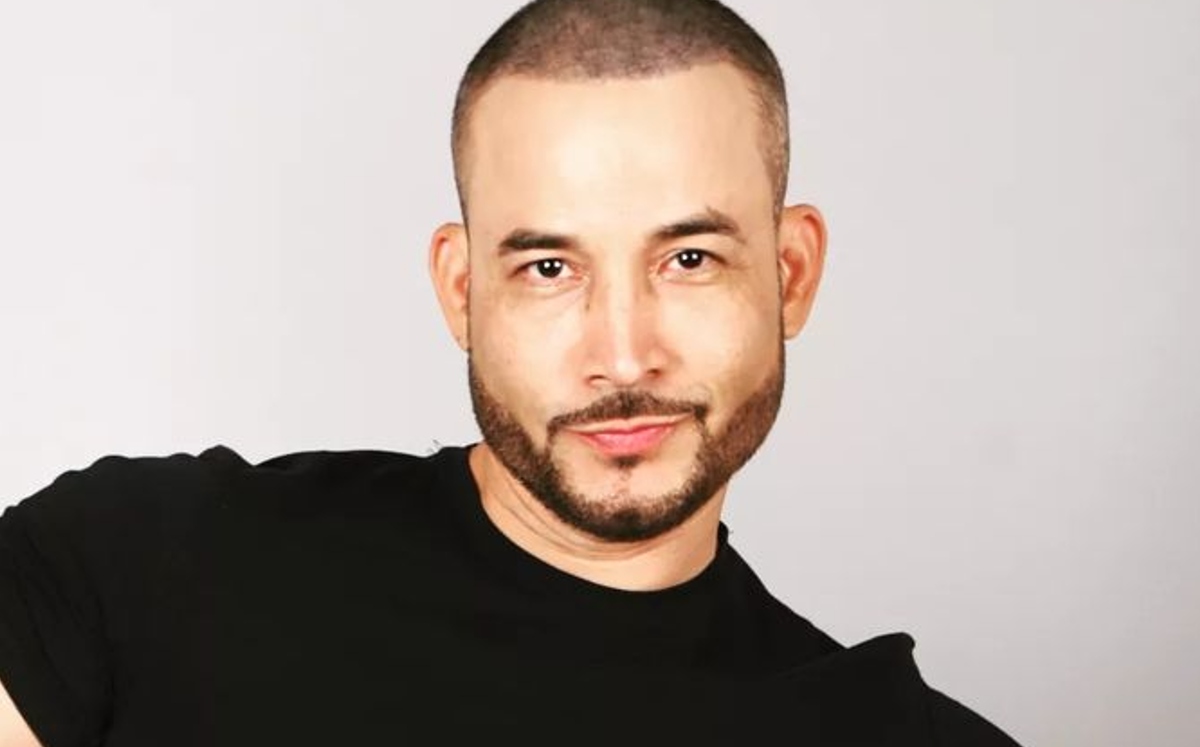 El hijo del cantante participa en el reality de cocina (Instagram).