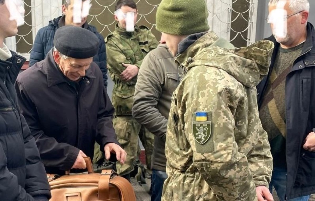 El hombre de 80 años únicamente llevaba una maleta con dos camisas. | Twitter @KatyaYushchenko