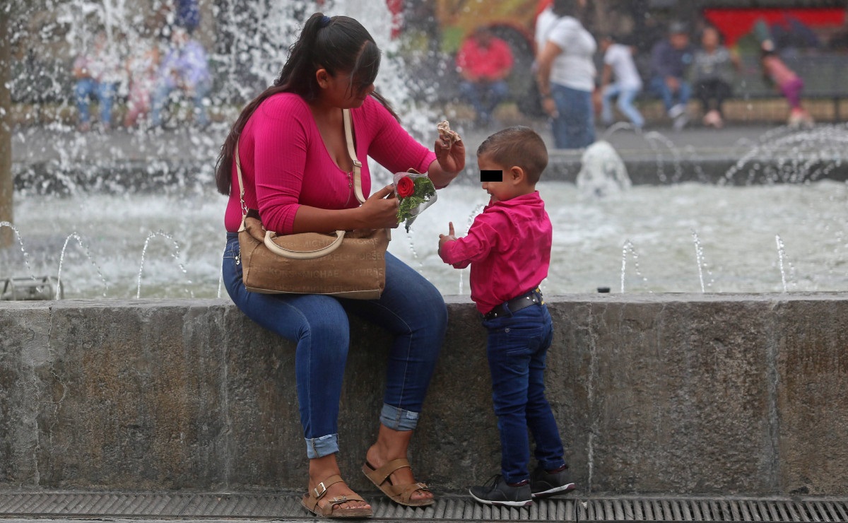 Madre e hijo en la plaza Liberación de Guadalajara (Fernando Carranza)