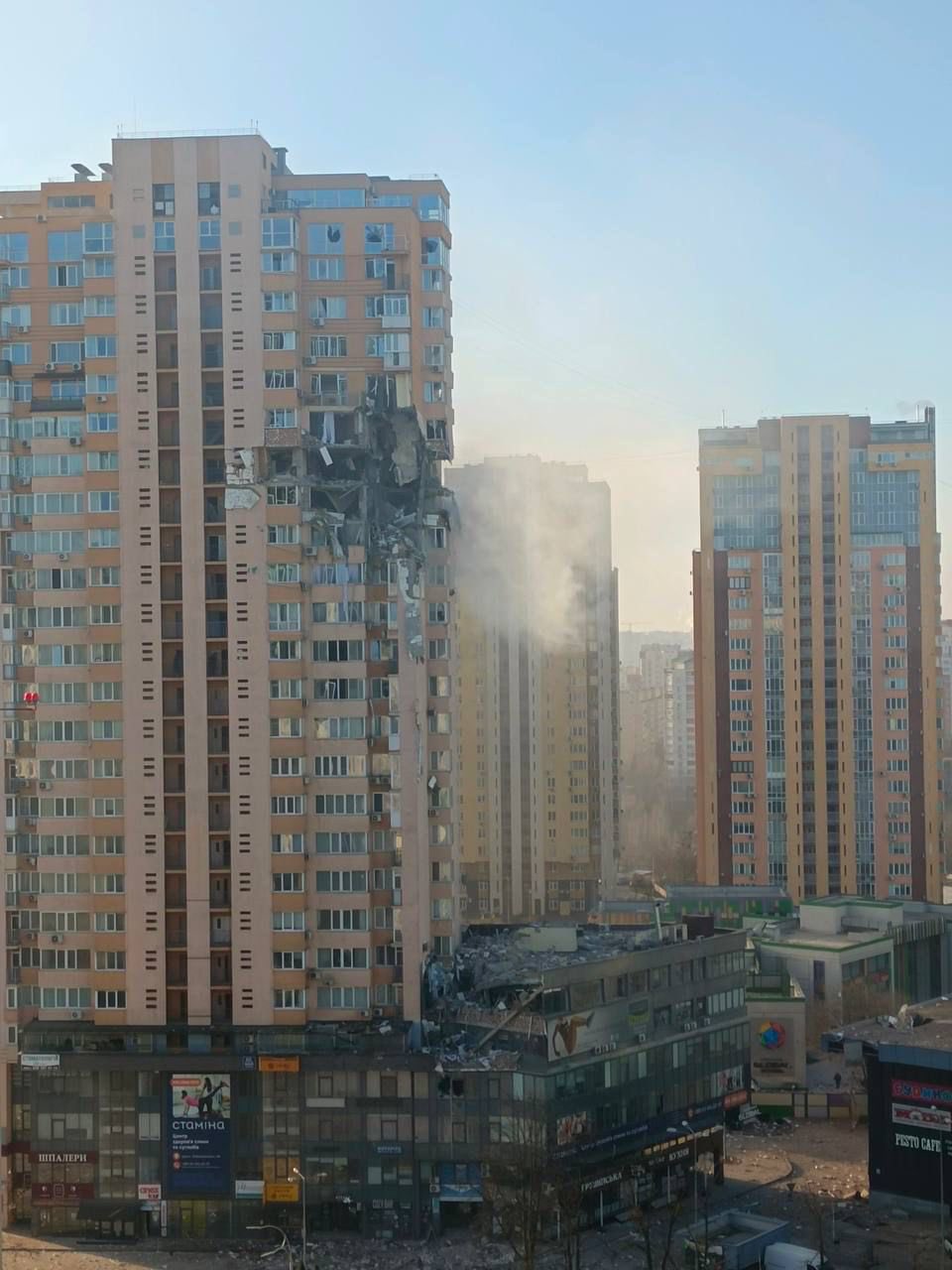 Misil impacta contra edificio residencial de 30 pisos en Kiev. (@DmytroKuleba)