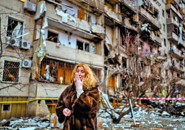 Natali Sevriukova llora afuera de un edificio destruido por cohetes rusos en Kiev. AP