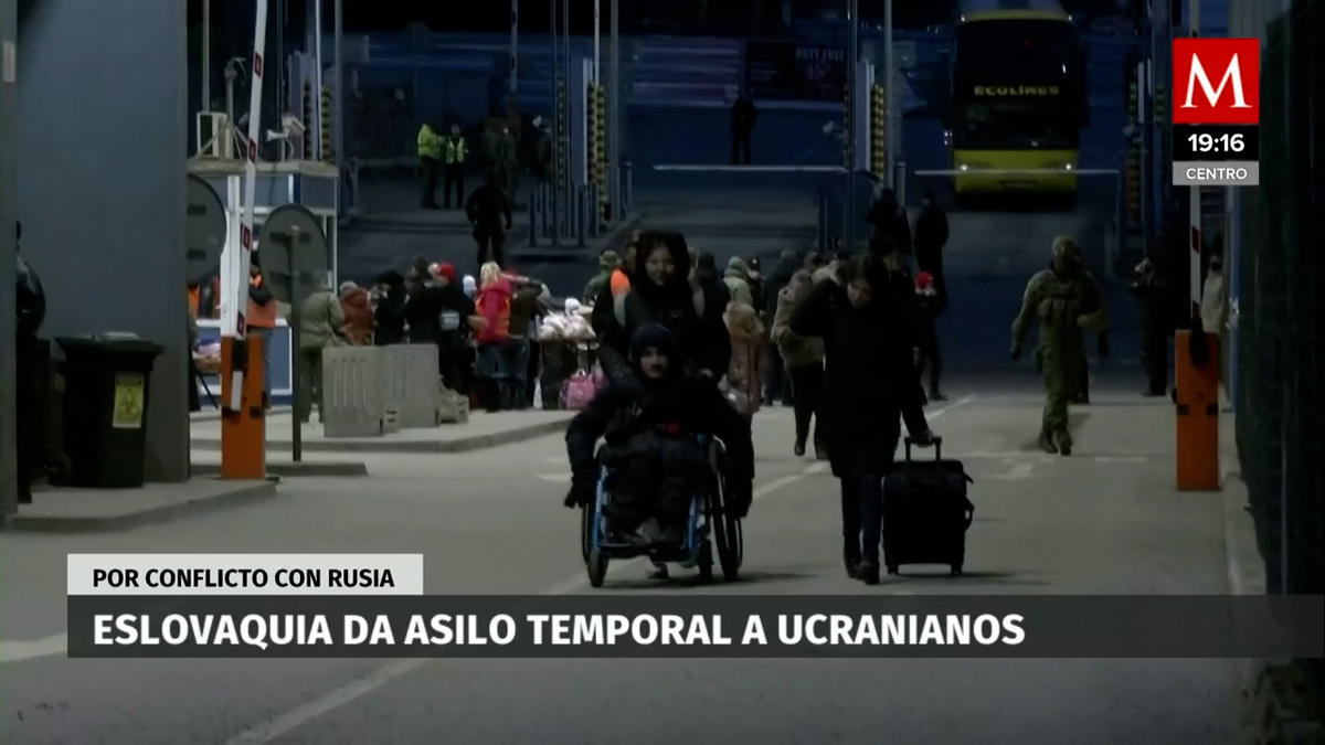 Ucranianos cruzan frontera con Rumanía y Eslovaquia tras invasión