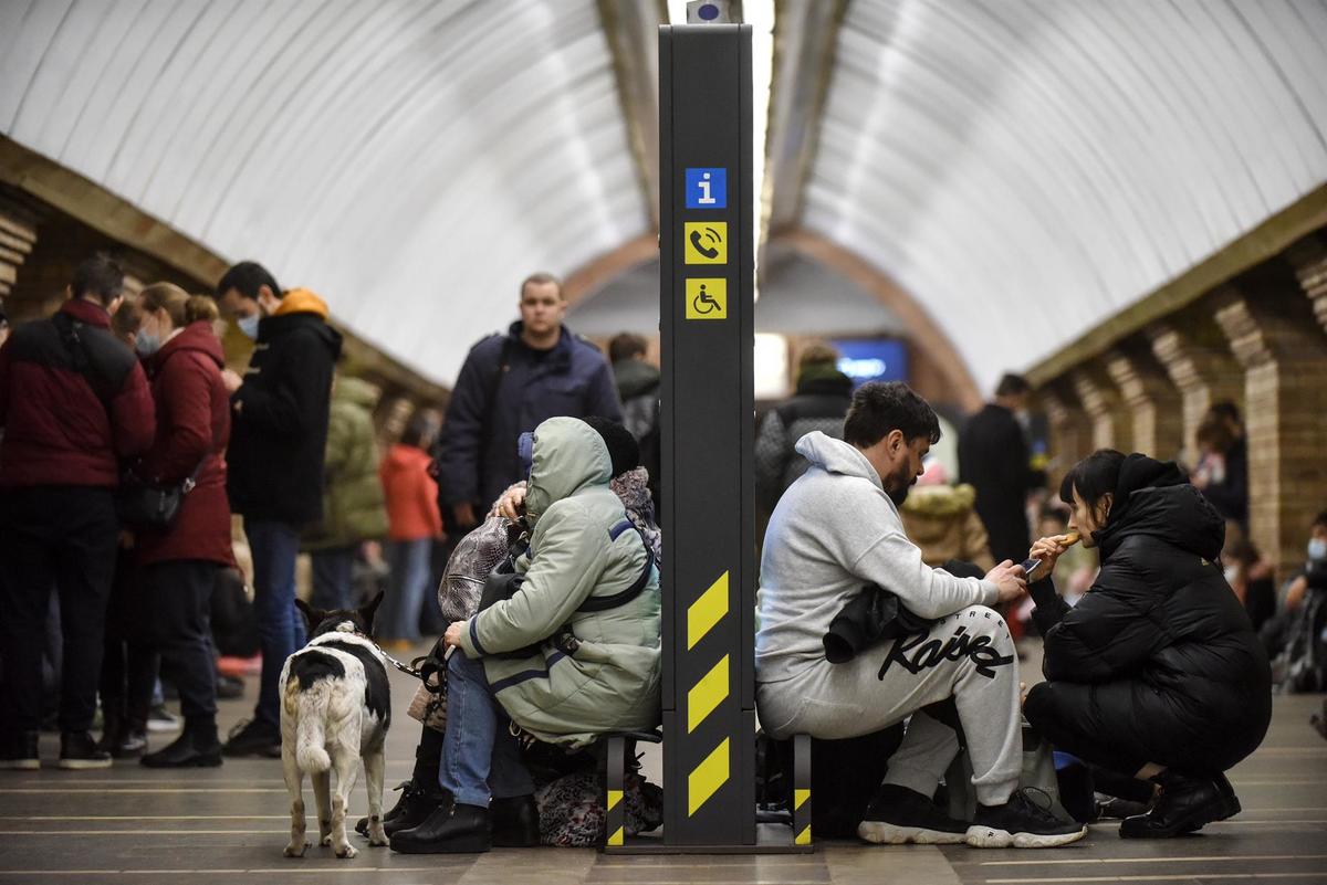 Ucranianos refugiados en las estaciones del metro | EFE