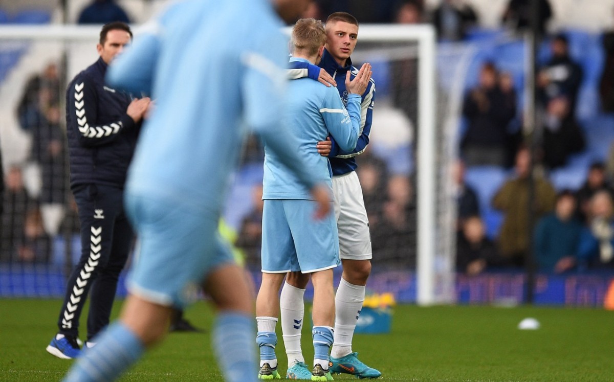 Zinchenko y Mykolenko se abrazan enmedio del campo en muestran apoyo a Ucrania (AFP)