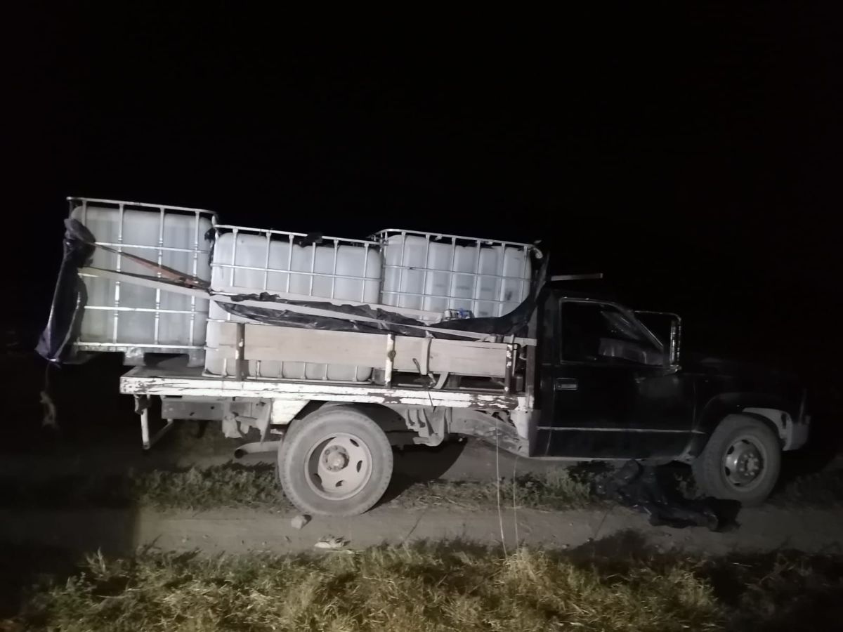 La camioneta incautada transportaba cinco contenedores con capacidad de mil litros cada uno (Cortesía)
