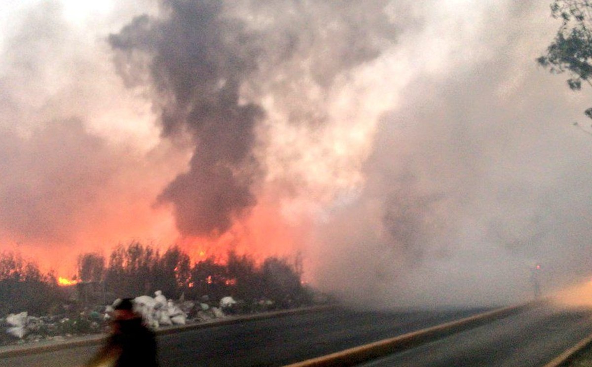 El incendio se pudo ver incluso desde otros municipios . (Especial)
