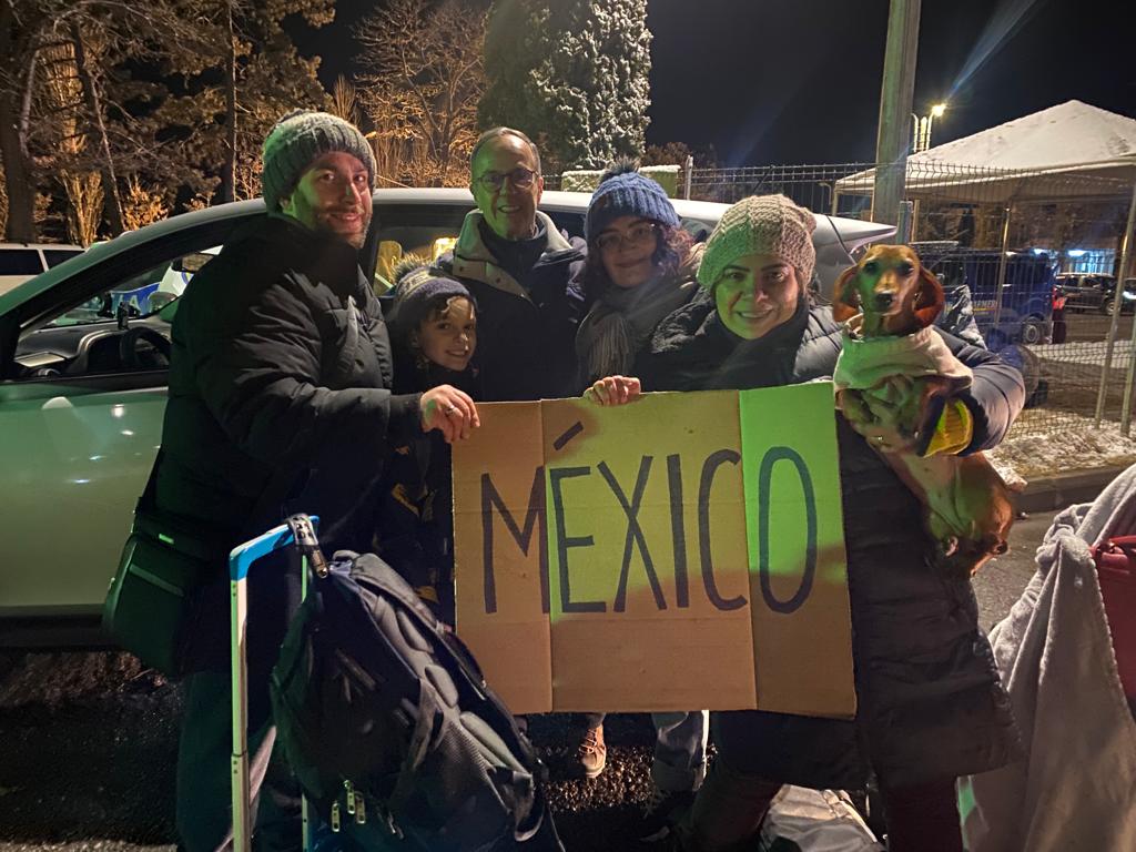Familia Naumov Rossano, mexicanos rescatados de Ucrania. (Twitter: @m_ebrard)
