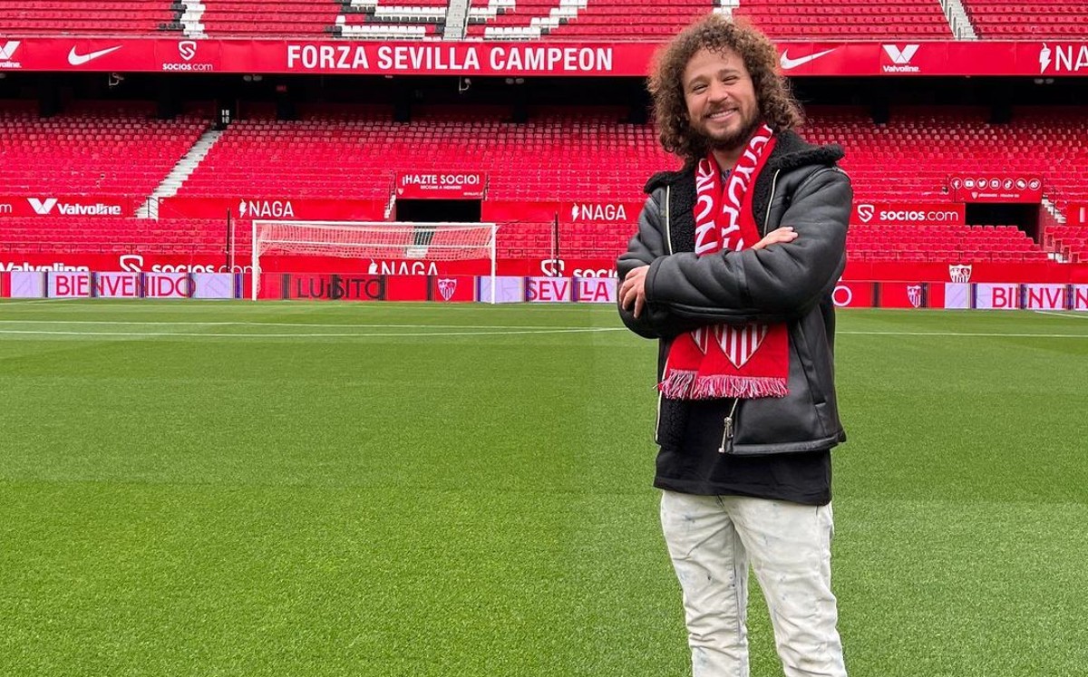 Luisito Comunica se 'lleva' los reflectores en el derbi entre Sevilla y el Real Betis (Instagram: @luisitocomunica)