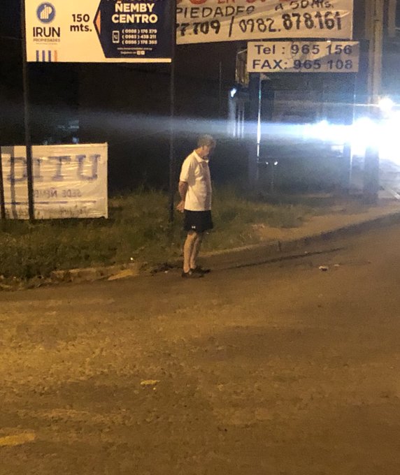 Un padre espera por su hija todas las noches en la parada de autobús | Twitter @BelnCrdenas19