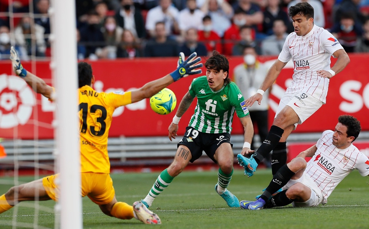 Portero del Sevilla, tercero en asistencias durante temporada de La Liga (EFE)