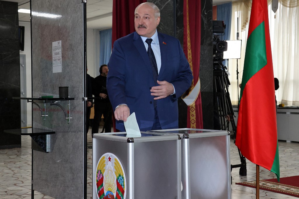 Las reformas constitucionales favorecen plenamente al presidente de Bielorrusia, Alexandre Lukashenko. (AFP)