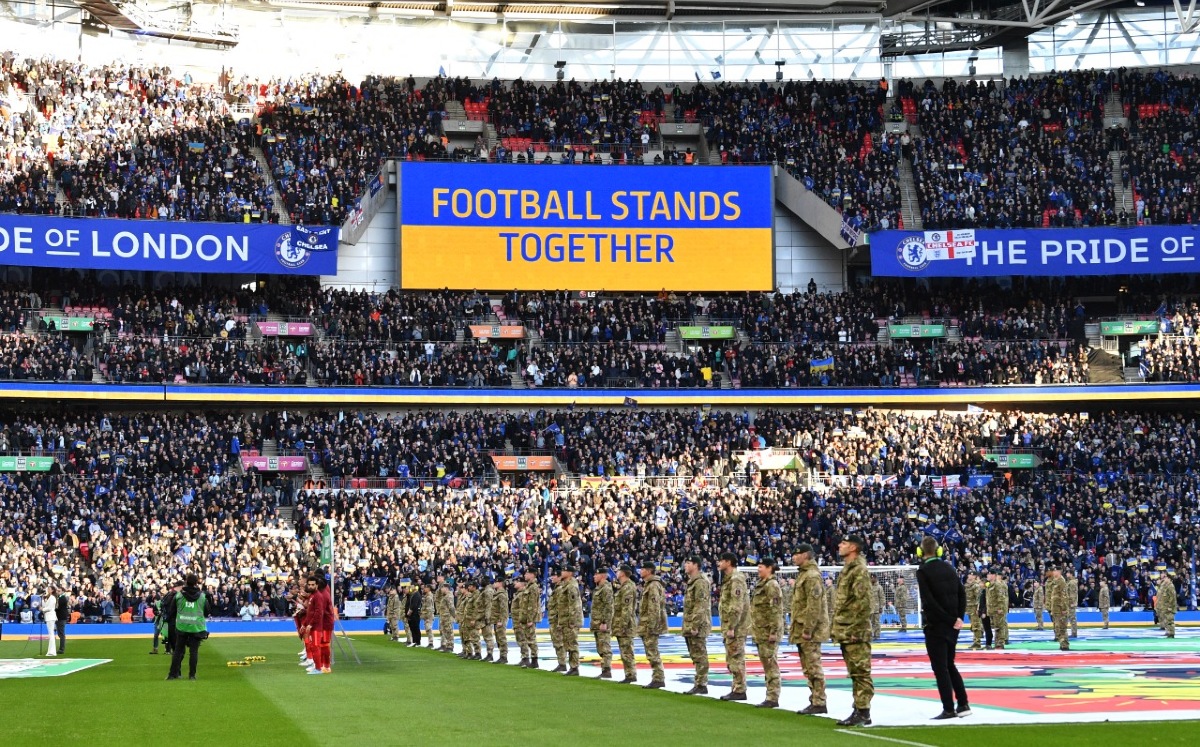 Wembley se pinta de azul y amarillo en apoyo a Ucrania previo al Chelsea vs Liverpool (AFP)